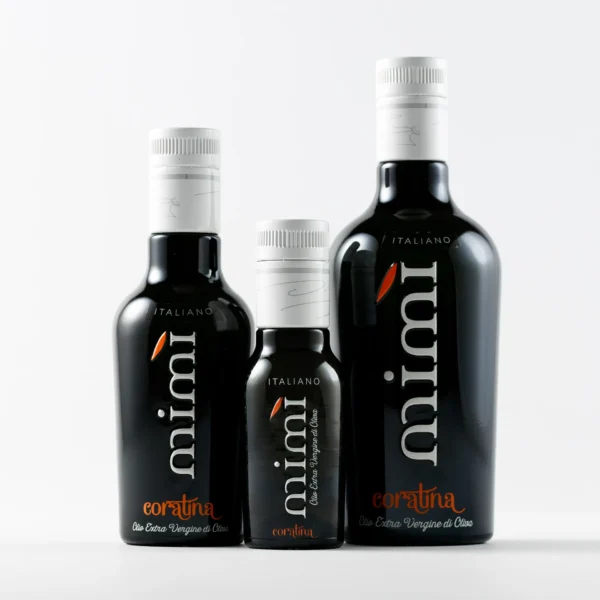 Trois bouteilles noires d'huile d'olive extra vierge italienne Mimi Coratina de tailles petite, moyenne et grande sont disposées verticalement sur une surface blanche sur un fond clair.