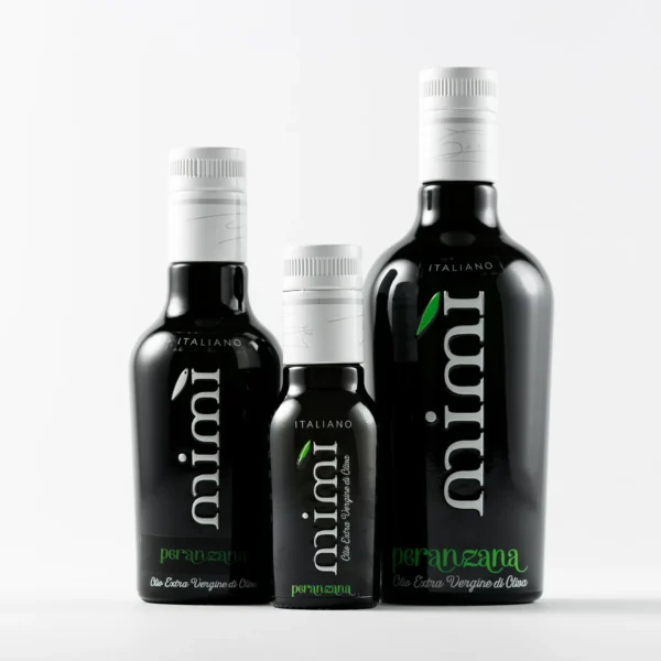 Tre bottiglie nere di olio extra vergine di oliva italiano Mimi Peranzana di varie dimensioni sono disposte in verticale su uno sfondo bianco.