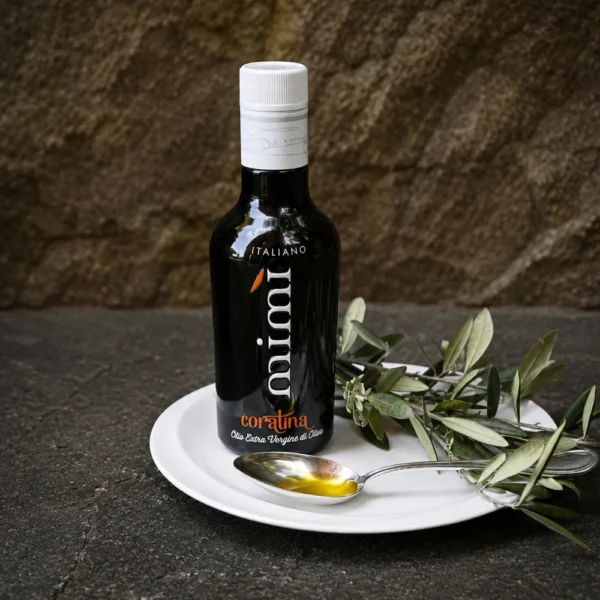 Image de style de vie de l'huile d'olive extra vierge Mimi Coratina