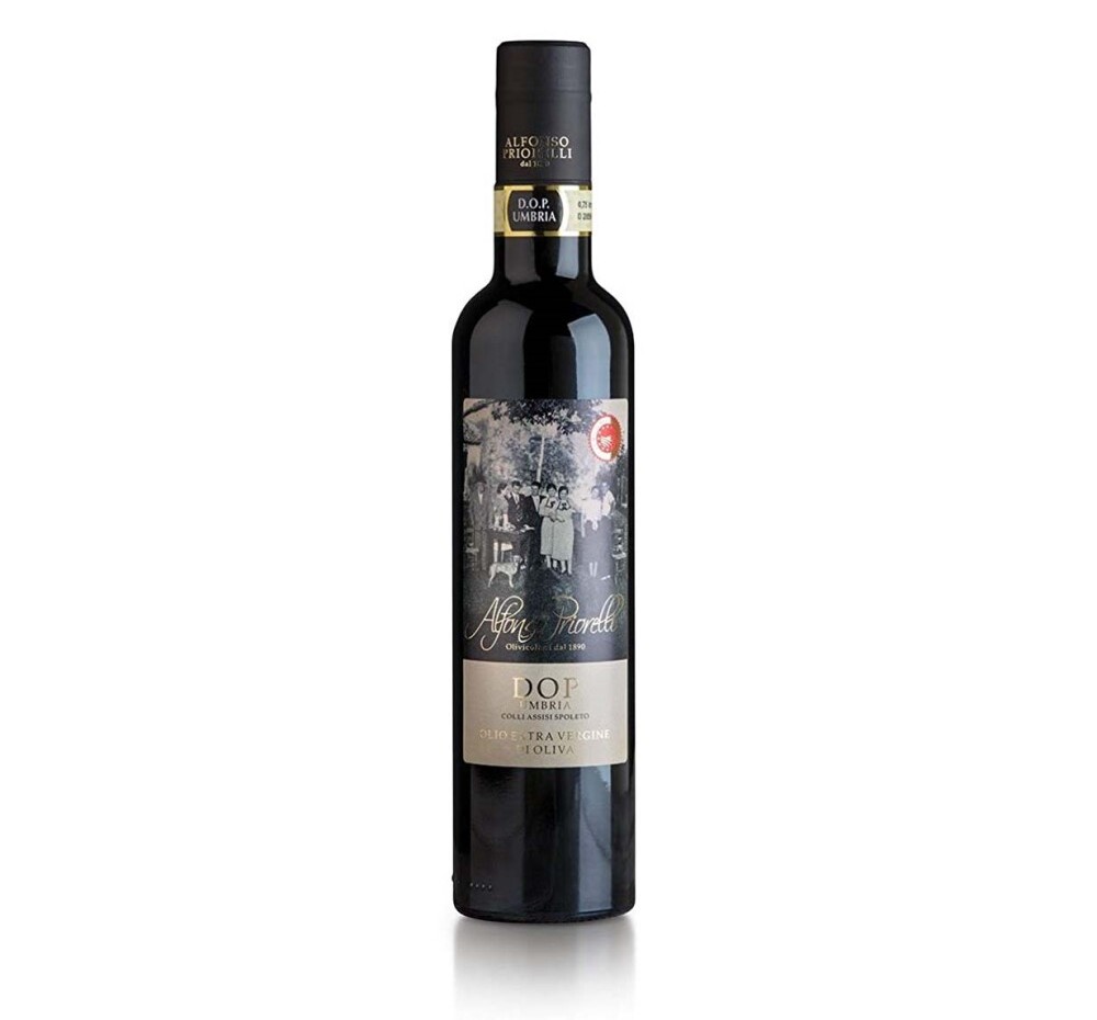 Una bottiglia alta di vetro scuro etichettata “DOP Maraiolo Olio Extra Vergine di Oliva” con una fascia dorata vicino al collo e un'illustrazione scenica sul davanti.